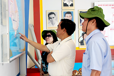 Trưởng ban Tuyên giáo Tỉnh ủy Huỳnh Văn Tới thăm di tích Bến tiếp nhận vũ khí Cồn Tàu.