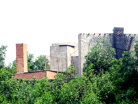 Cơ sở Hải Anh ở ấp Cây Xoài, xã Tân An (huyện Vĩnh Cửu) được đặt trên đồi cao và bình ắc quy cũ dùng để nấu chì xếp đầy trong cơ sở này (ảnh nhỏ).