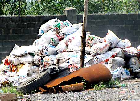 Bình ắc quy cũ dùng để nấu chì xếp đầy trong cơ sở này.