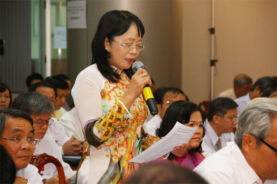 Đại biểu Nguyễn Thị Thùy Liên chất vấn tại kỳ họp.