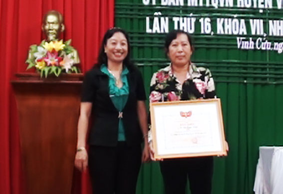 bà Bùi Thị Liễu, Phó chủ tịch UB MTTQVN tỉnh trao bằng khen của Ủy ban Trung ương MT TQNV cho bà Tô Thị Xuân Sanh, Phó chủ tịch UB MT TQVN xã Thiện Tân