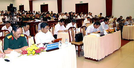 Các cán bộ chủ chốt của tỉnh dự hội nghị quán triệt Nghị quyết Trung ương 7 (khóa XI) tại hội trường Công an tỉnh.
