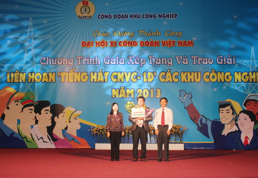 Nguyễn Thanh Tùng (ở giữa), công nhân Công ty TNHH Việt Nam Nok nhận giải nhất thể loại đơn ca