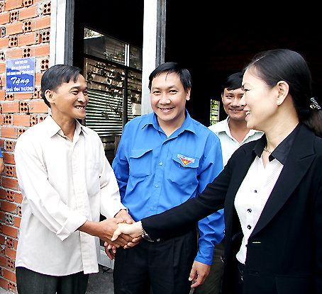 Bà Trương Thị Ngọc Ánh, Phó chủ tịch Ủy ban MTTQ Việt Nam (phải), thăm một gia đình được nhận nhà tình thương tại huyện Thống Nhất.