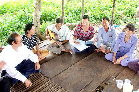 Các thành viên trong Câu lạc bộ đàn ca tài tử xã Phước An (huyện Nhơn Trạch).