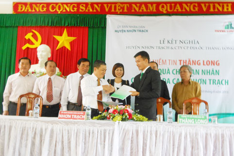 Đại diện huyện Nhơn Trạch và công ty Thăng Long ký kết kết nghĩa