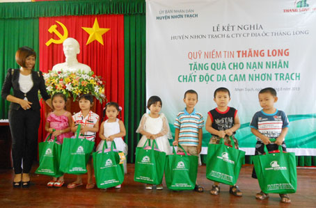 Đại diện công ty Thang Long Real trao quà cho các học sinh nhân dịp năm học mới