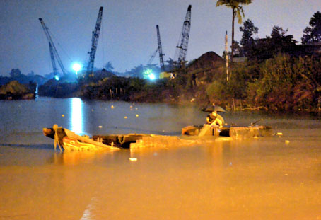 Chiếc ghe trộm cát như muốn chìm vì lượng cát bơm lên quá đầy.