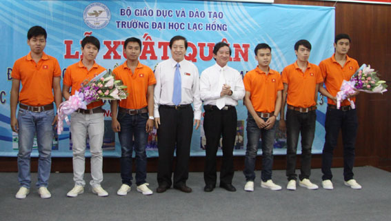 Phó chủ tịch UBND tỉnh Nguyễn Thành Trí chúc mừng các thành viên trước khi lên đường tham gia cuộc thi.