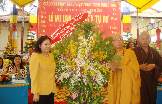 Phu nhân đại tướng Lê Hồng Anh, Ủy viên Bộ Chính trị, Thường trực Ban Bí thư Trung ương Đảng tặng hoa chúc mừng buổi lễ.