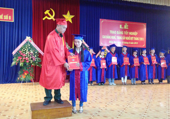 Đại tá, tiến sĩ Trần Anh Thu, Hiệu trưởng Trường cao đẳng nghề số 8 phát bằng tốt nghiệp cho các sinh viên. 