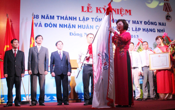Bà Hồ Thị Kim Thoa trao Bằng công nhận và gắn Huân chương Độc lập hạng Nhì lên Cờ truyền thống của Tổng công ty