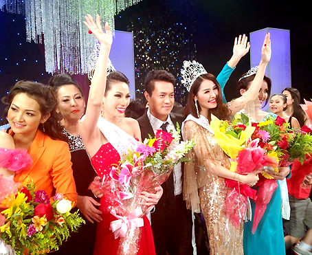 Vì danh hiệu mà nhiều người đẹp bất chấp cuộc thi có giá trị hay không. Trong ảnh: Các thí sinh tại cuộc thi Hoa hậu người Việt thế giới 2013. Ảnh: L.T.N