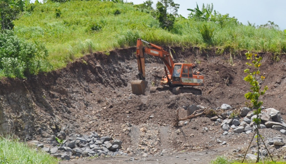 Đơn vị thi công đang đào một quả đồi để mở đồng vào một bãi côn lập của dự án 