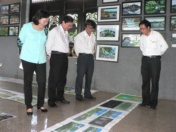 Đồng chí Nguyễn Thành Trí cùng các thành viên trong ban tổ chức xem xét, đánh giá các ý tưởng thiết kế gửi về dự thi.
