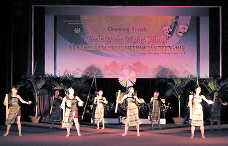 Tiết mục múa Ngày hội Chơro được diễn tại ngày hội do Hội Văn học - nghệ thuật tỉnh tổ chức.