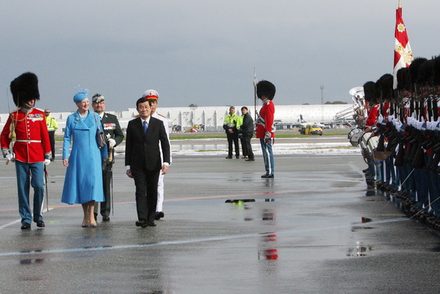 Nữ hoàng Đan Mạch Margrethe II và Chủ tịch nước Trương Tấn Sang duyệt đội danh dự tại lễ đón.  (Ảnh: TTXVN)