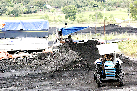 Ô tô, máy cày hoạt động nhộn nhịp trên công trường khai thác than bùn tại ấp Phú Lâm 4, xã Phú Sơn, huyện Tân Phú.