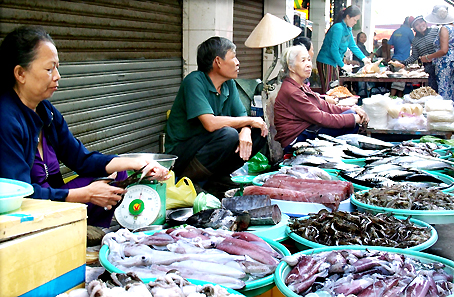 Sức mua yếu nhưng giá nhiều loại hải sản vẫn tăng cao. Ảnh chụp tại chợ Hóa An. Ảnh: B.Nguyên