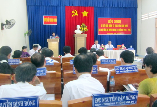 Bà Nguyễn Thị Thanh Yên, Phó bí thư huyện ủy, Chủ tịch UBND huyện giải trình các ý kiến đóng góp tại hội nghị