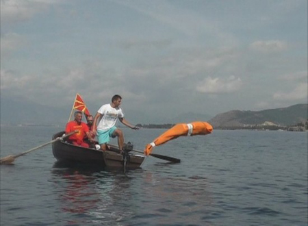 Bơi 2km khi bị trói chặt toàn thân