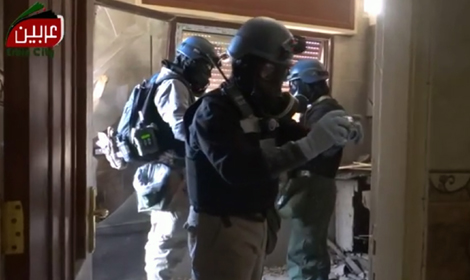 Các chuyên gia vũ khí LHQ điều tra tại địa điểm được cho là đã xảy ra vụ tấn công bằng khí độc tại Ghouta, ngoại ô Damascus, ngày 29/8/2013. Ảnh: AFP/TTXVN