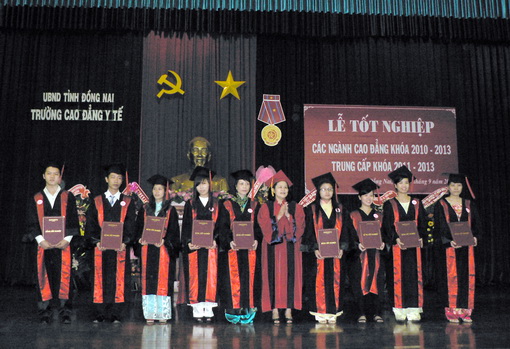 Sinh viên nhận bằng tốt nghiệp tại buổi lễ