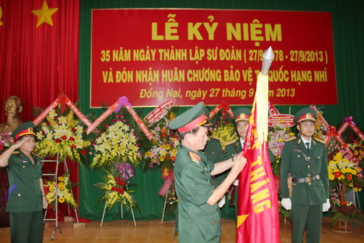 Thiếu tướng Võ Trọng Hệ, Tư lệnh Quân đoàn 4, thừa ủy quyền Chủ tịch nước gắn Huân chương Bảo vệ Tổ quốc hạng nhì lên Quân kỳ quyết thắng của Sư đoàn