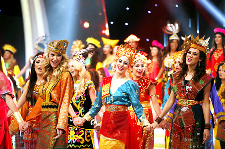 Phần thi trang phục sarong truyền thống của Indonesia tại Hoa hậu Thế giới 2013.  (Ảnh: Miss World)