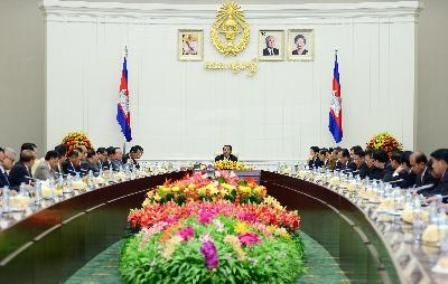 Quang cảnh phiên họp đầu tiên của Chính phủ mới Campuchia dưới sự chủ trì của Thủ tướng Hun Sen ngày 25/9/2013 tại Phnompenh. Ảnh: AFP/TTXVN.
