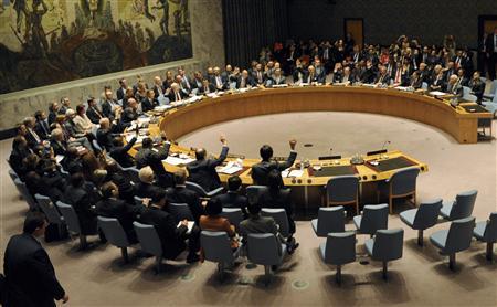 Đại diện các nước thành viên Hội đồng Bảo an giơ tay nhất trí thông qua nghị quyết. Ảnh Reuters
