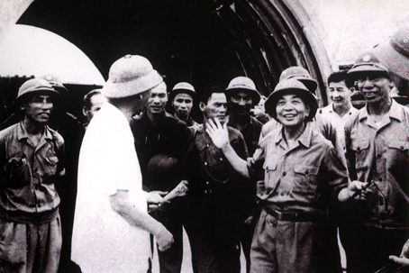 Bí thư thứ nhất Ban Chấp hành Trung ương Đảng Lê Duẩn và Đại tướng, Bộ trưởng Bộ Quốc phòng Võ Nguyên Giáp làm việc tại sân bay Biên Hòa (tháng 5-1975).