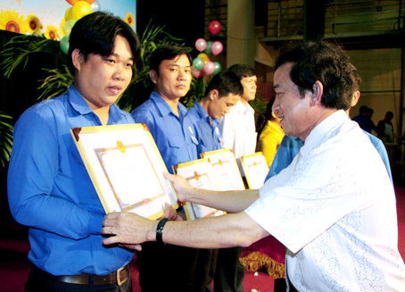 Phó chủ tịch UBND tỉnh Nguyễn Thành Trí trao bằng khen của UBND tỉnh cho các tập thể. Ảnh: C.Nghĩa