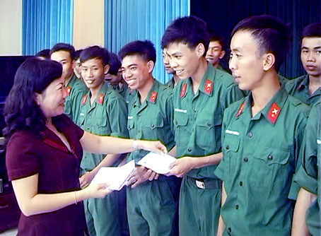 Lãnh đạo huyện Định Quán tặng quà các tân binh.