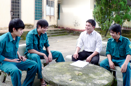 Anh Nguyễn Văn Thượng (thứ 2 từ phải qua) trao đổi cùng đoàn viên thanh niên kế hoạch chuẩn bị ra quân dọn dẹp vệ sinh.