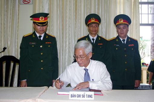 Đồng chí Lê Hồng Phương, Phó bí thư Thường trực Tỉnh ủy ghi vào sổ tang