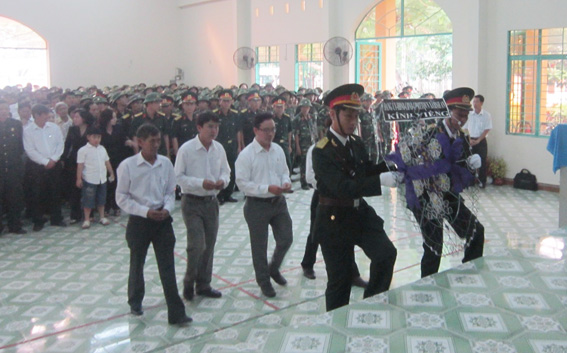 Các đại biểu, chiến sĩ và nhân dân xã Bình An tổ chức lễ viếng đại tướng Võ Nguyên Giáp.