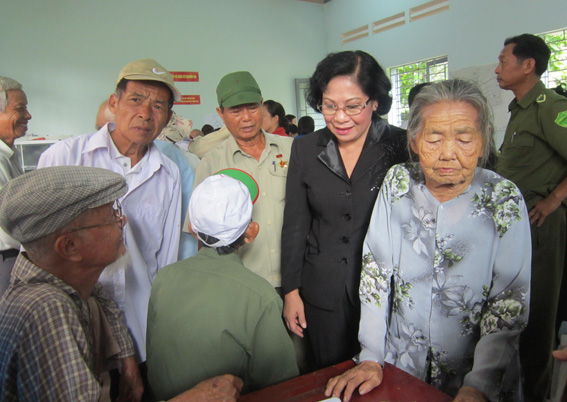  Đồng chí Bùi Ngọc Thanh, Trưởng Ban Dân vận Tỉnh ủy hỏi thăm người dân đến khám bệnh.