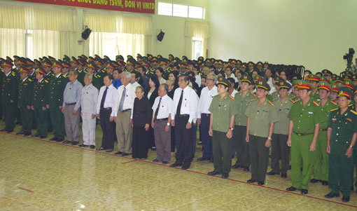 Các đồng chí lãnh đạo tỉnh, các ban ngành, đoàn thể, lực lượng vũ trang và các tầng lớp nhân dân trong tỉnh đến viếng Đại tướng Võ Nguyên Giáp