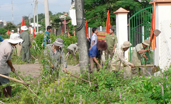  Ra quân dọn dẹp vệ sinh môi trường và phát quang bụi rậm tại xã Xuân Phú.