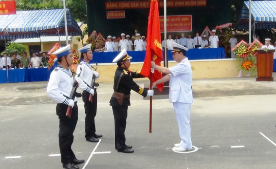  Đô đốc Nguyễn Văn Hiến, (quần áo trắng)  trao quân kỳ quyết thắng cho Lữ Đoàn 167. 