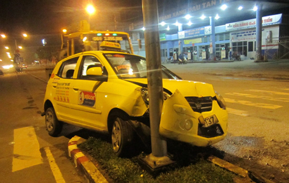 Chiếc xe taxi tông vào dải phân cách bị hư hỏng nặng phần đầu
