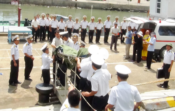 Đồng đội chuyển thi thể Thiếu úy Nam từ tàu Trường Sa 18 lên cầu cảng