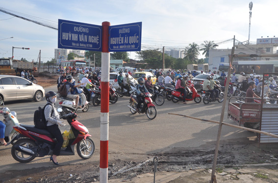 Kẹt xe tại giao lộ Nguyễn Ái Quốc – Huỳnh Văn Nghệ