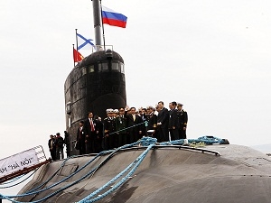Thủ tướng Nguyễn Tấn Dũng thị sát tàu ngầm Hà Nội trong chuyến thăm Nga hồi tháng Năm vừa qua (Ảnh: TTXVN)