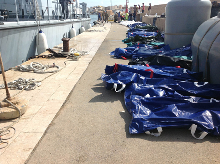 Xác các nạn nhân trong vụ lật tàu gần đảo Lampedusa của Italy ngày 3/10. Ảnh: AFP-TTXVN