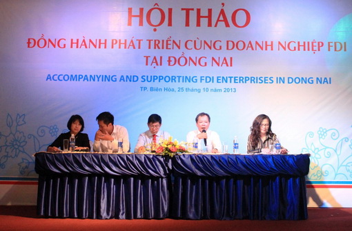 Phó chủ tịch UBND tỉnh Trần Minh Phúc trả lời các doanh nghiệp tại hội thảo