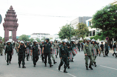 Lực lượng cảnh sát, quân cảnh Campuchia bảo đảm an ninh trong thời gian diễn ra biểu tình, ngày 23/10/2013.