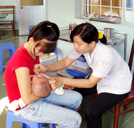 Trẻ uống vaccine ngừa bại liệt ở Trạm y tế phường Tân Tiến (TP.Biên Hòa).