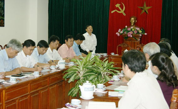 Ông Trần Văn Mứng, Trưởng ban VHXH HĐND tỉnh Kiên Giang trao đổi tại buổi làm việc